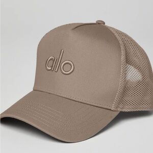 ALO Yoga District Trucker Hat in Gravel, Unisex